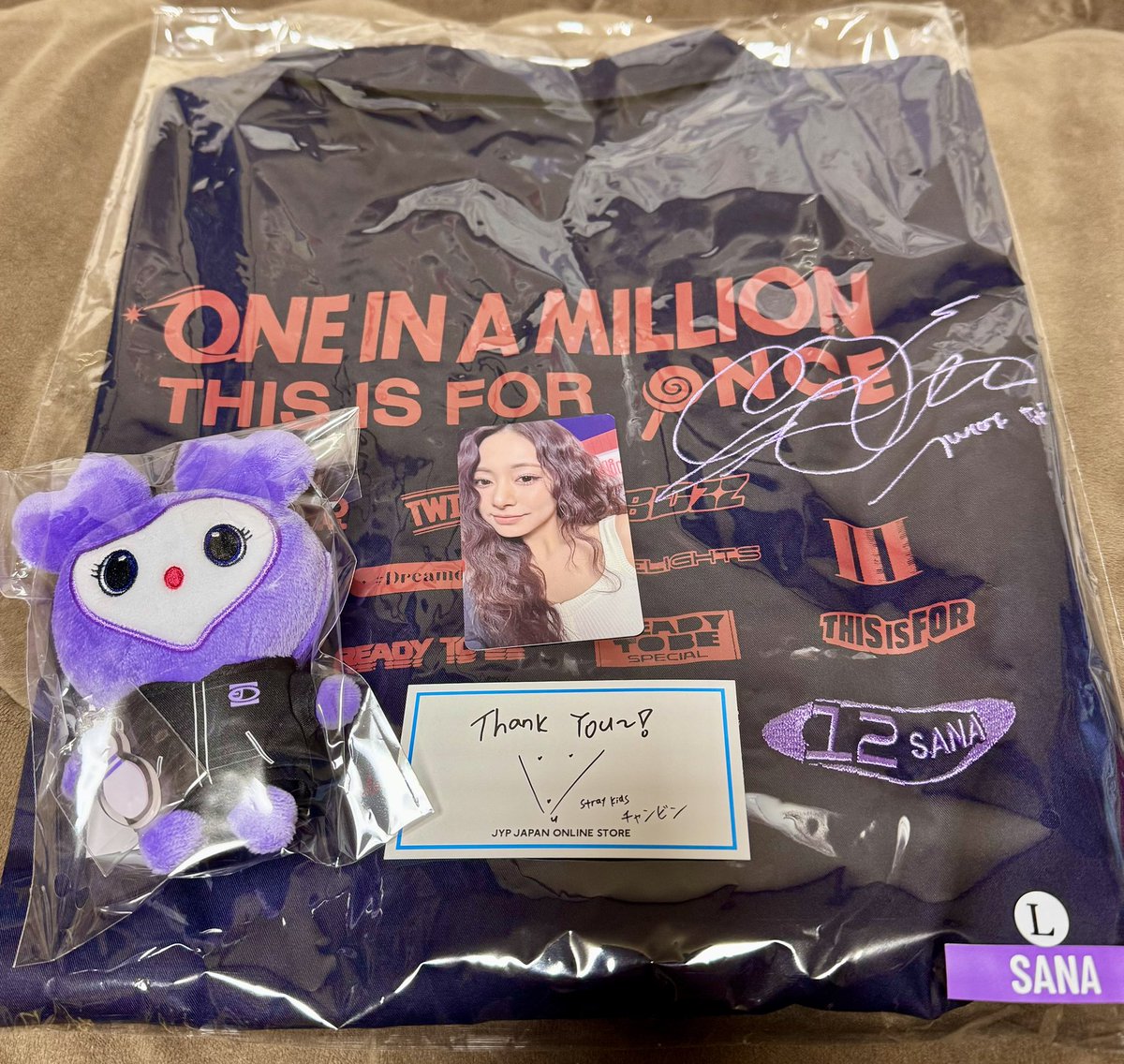 black_joke_pack's tweet image. TWICEグッズ第2弾🍭✨
さーたんシャツ&amp;amp;チャーム💜
特典カードはツウィ💙
(7月に第3〜6弾が届く予定)

うああああ使う用と観賞用ほしぃぃぃww
#TWICE #THISISFOR #Sana #ONCE
#TWICE_THISISFOR_WORLD_TOUR