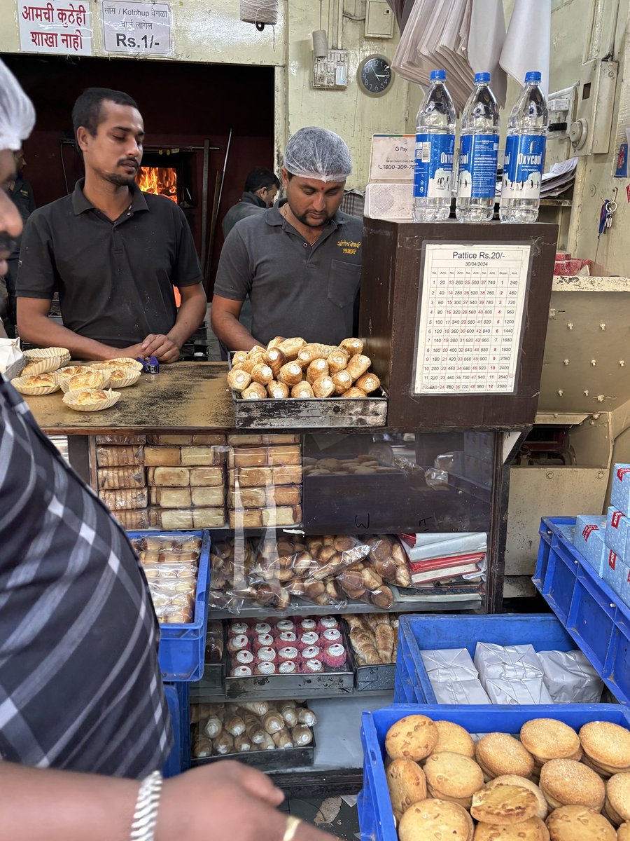 dhavalkulkarni's tweet image. Santosh Bakery, Pune’s OG bakery. Their pattice hits a different note. 

#food #Pune #PuneFood #bakeries #PuneBakeries #eatingout #diningout #khawayya #khaugiri #memories #nostalgia