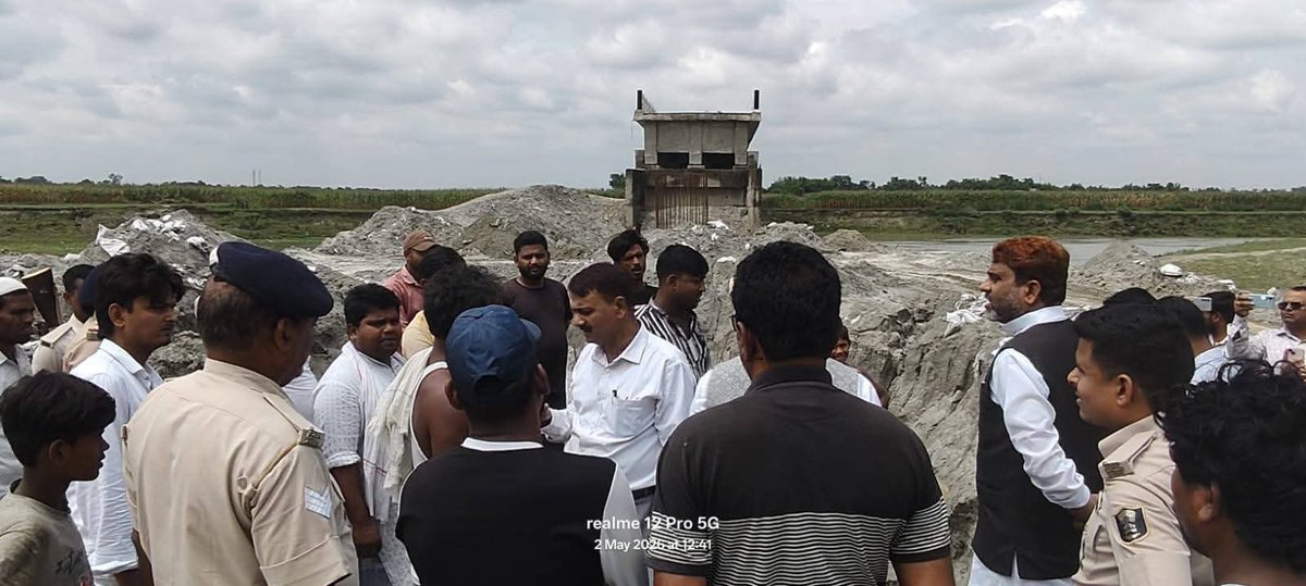 AkhtarulImanMLA's tweet photo. 📍 अमौर विधानसभा क्षेत्र
आज अमौर विधानसभा क्षेत्र के अंतर्गत चल रही विभिन्न विकास योजनाओं का संबंधित विभाग के अधिकारियों के साथ निरीक्षण किया। इस दौरान योजनाओं की प्रगति की समीक्षा की गई और कार्यों में तेजी लाने हेतु आवश्यक निर्देश दिए गए। https://t.co/h6QpD9OyS6