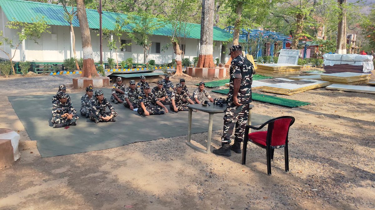 9BnSSB_INDIA's tweet photo. हर संदेश अहम, हर प्रतिक्रिया समय पर—HF/VHF प्रशिक्षण में बलकर्मियों ने स्पष्ट संवाद और त्वरित समन्वय की क्षमता को मजबूत किया, ताकि हर स्थिति में संपर्क बना रहे।
#SSB_INDIA
#SSBSHQGKP
#SSBFTRLUCKNOW
#HFVHFTraining
#ClearCommunication
#QuickResponse
#SignalPractice
#ReadyForce https://t.co/jI6FJRhZom