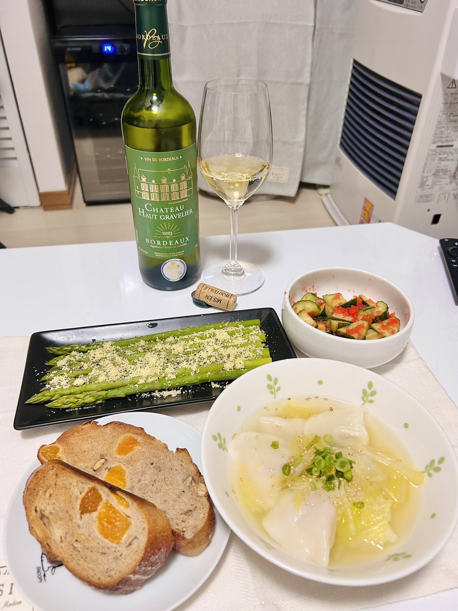 coo_of's tweet image. 何もしない一日だったし
きちんとお料理
ㅇアスパラのソテー
ㅇ水餃子と白菜のスープ
ㅇ胡瓜の明太子和え
ㅇWeizenさんのフリュイ
 #乾杯 #晩酌 #お酒好きな人と繋がりたい #おつまみ #晩ご飯 #独りご飯 
もう1品😋
揚げない蓮根チップスも作りました
すきっ😋