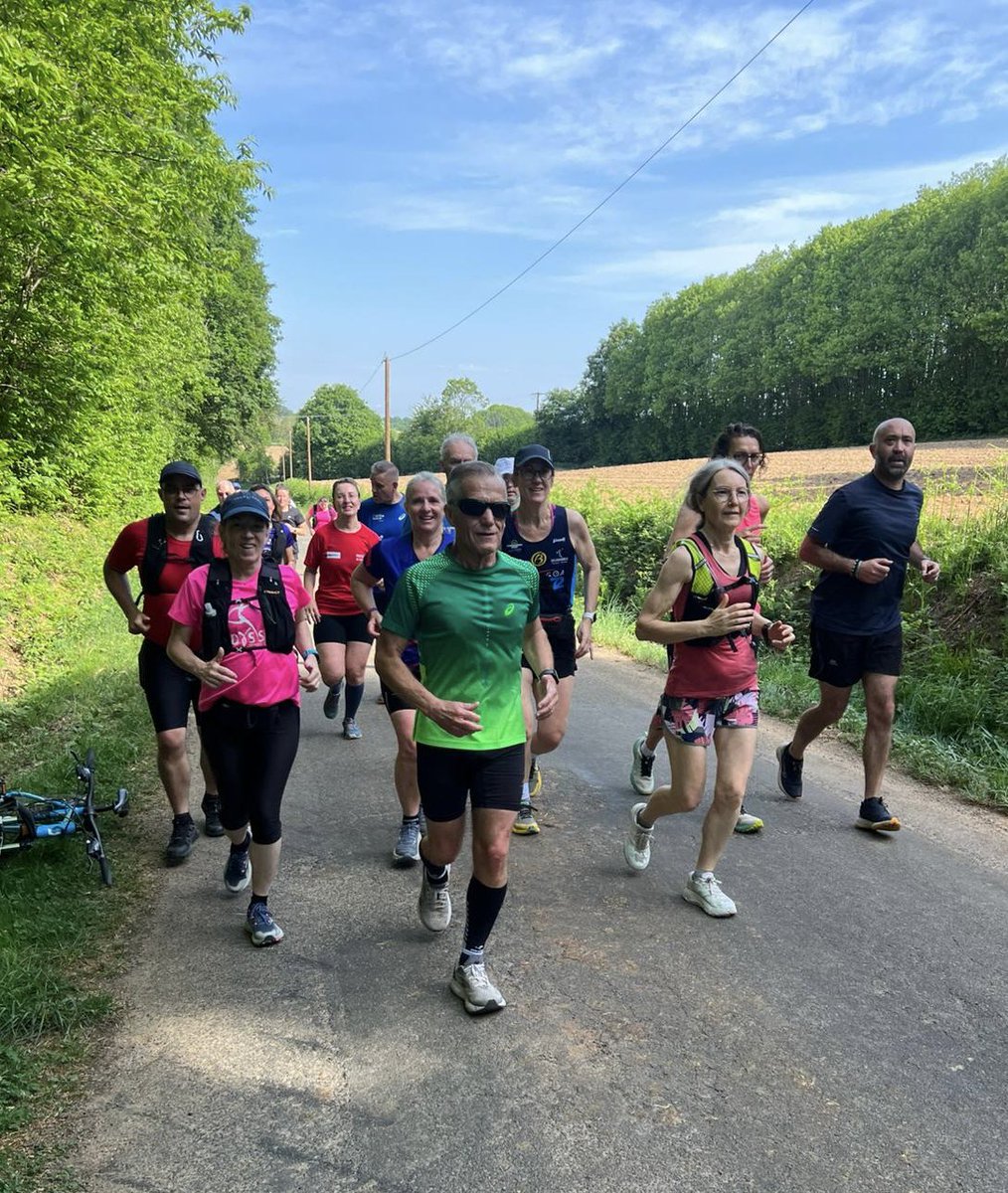 sarthefr's tweet photo. 🏃‍♀️🏃‍♂️ Ce matin, le Département de la Sarthe a organisé sa toute première initiation au trail sur le parcours de 12 km « Les Forges », à La Bazoge.

Cet événement gratuit, encadré par des sportifs locaux, a permis à 50 participants de s’essayer au trail sur un parcours labellisé, mêlant chemins techniques et paysages de la campagne sarthoise. 🌳