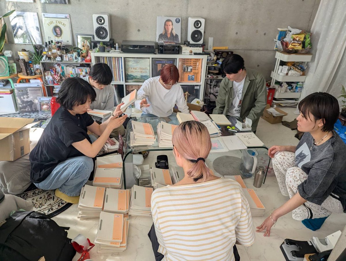 sakaikazuki0204's tweet photo. 完成しました！

『エッセイの技法って、なに？』
著者：「エッセイの技法」第一期卒業生
編集協力：北尾修一（百万年書房）@millionyears_bs 
A5判／138p／700円＋税

百万年書房の学校「エッセイの技法」卒業制作ZINE、文学フリマ東京42で販売します
ブースね39-40

#文学フリマ東京 https://t.co/fZvFmBv0e2