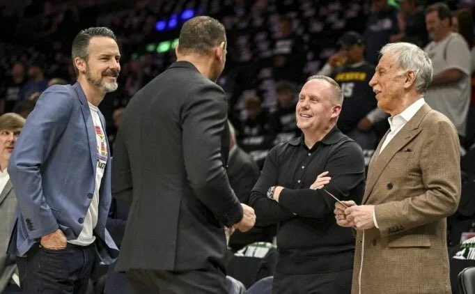RestBetTRGiris's tweet photo. #DallasMavericks cephesinde, #MinnesotaTimberwolves başkanı #TimConnelly için yürütülen girişimlerin sonuçsuz kalabileceği konuşuluyor.

NBA muhabiri Marc Stein'a göre, Dallas yönetiminde Minnesota'nın Connelly ile görüşme izni vermeyeceğine dair artan bir kanaat oluşmuş durumda. https://t.co/jdf5f7U9ls