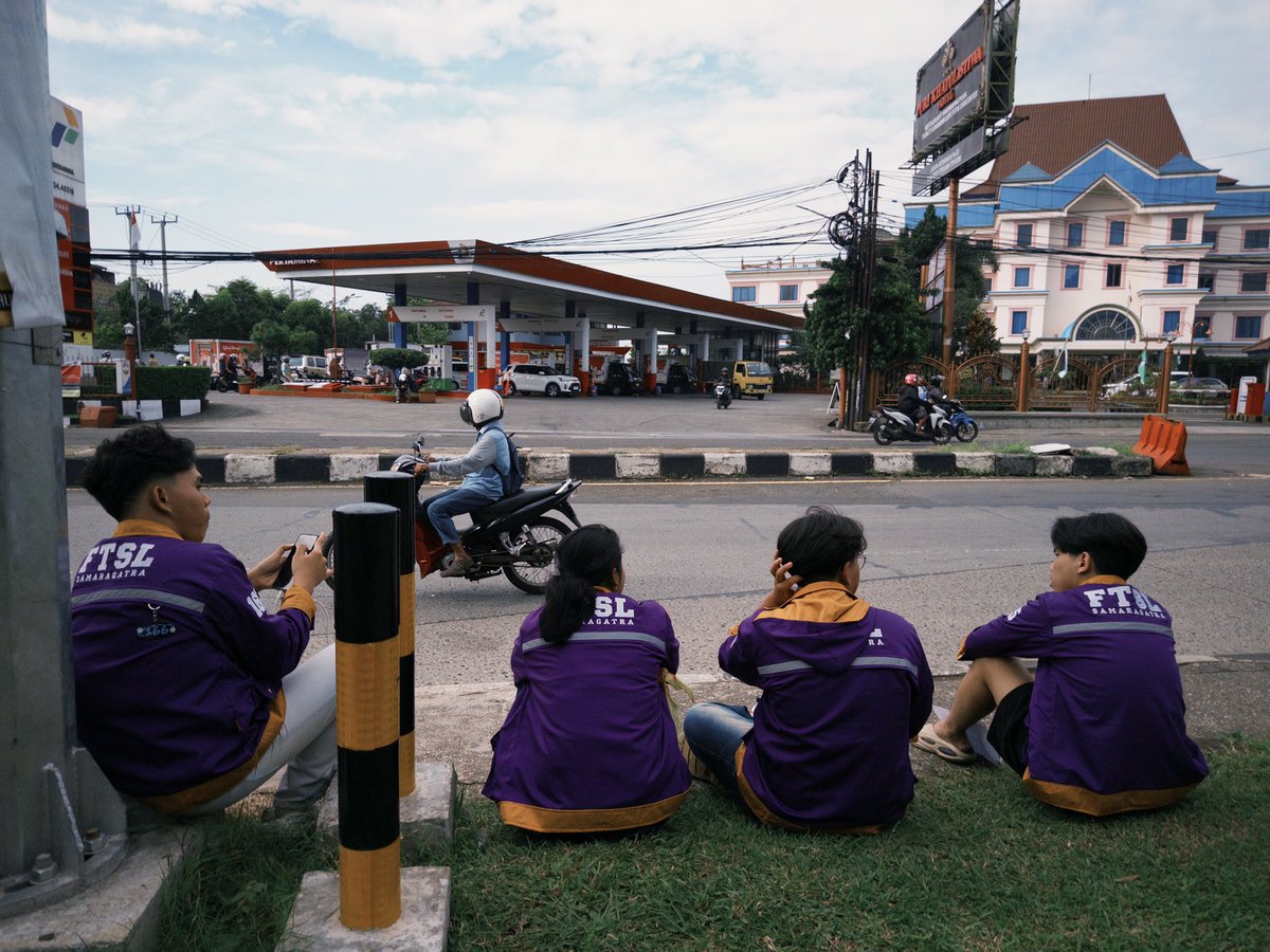 raindeezvous's tweet photo. 🟪🟨 memenuhi pinggir nangor https://t.co/ax7Be3dess