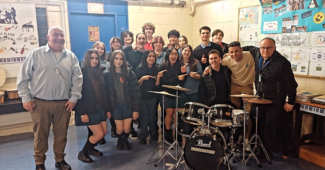 maria_fragata's tweet image. So, so good to see you with the students, keep up the good work, never forget you are amazing! Much love ❤ from #Lisbon 🇵🇹 @glenofthepower