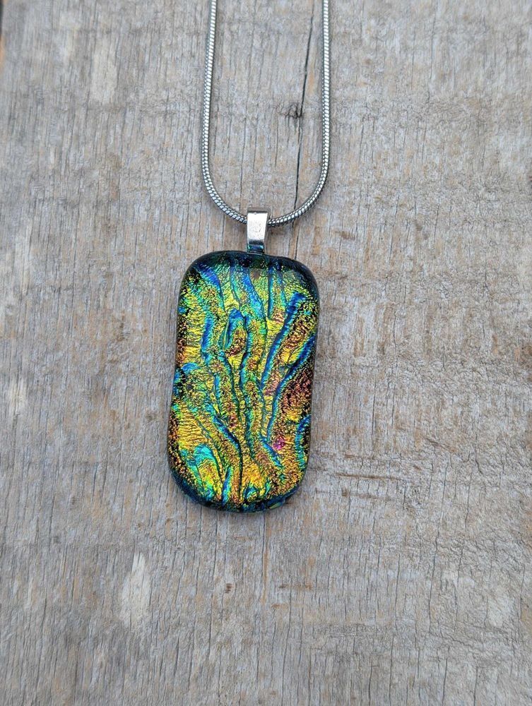 Samphireglass's tweet image. Beautiful streams and flows of sparkling blue, green and gold within this unique dichroic glass necklace. A unique handcrafted glass pendant. 

#etsy #giftideas #shopindie

samphireglass.etsy.com/listing/4386...