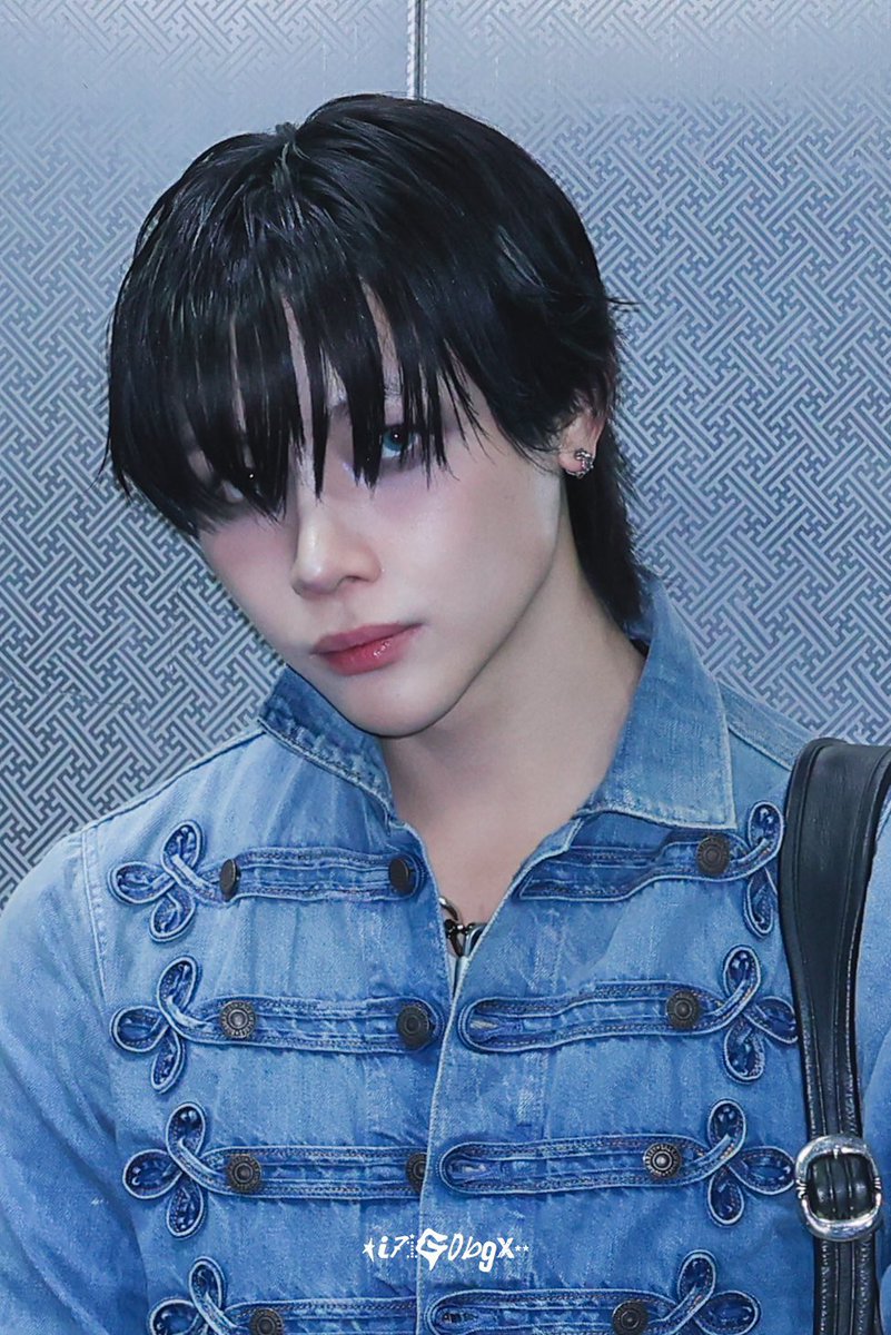 heavy dark eyeshadow and purple blush are u kidding me rn