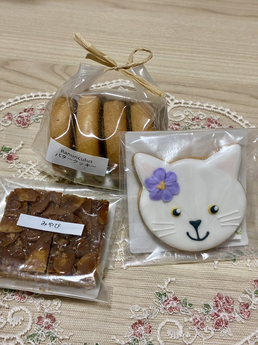 316mmkr's tweet photo. ランチの後にお散歩してたら偶然見つけた素敵なカフェ✨✨
あまりの素敵さに吸い込まれる様に入った店内には美味しそうな焼き菓子がいっぱいで幾つかお土産に買って帰りました🥰本当に素敵過ぎるお店で仕事のストレスで荒んでた心が一気に癒されました。今度は絶対このカフェでゆっくりしたいです☺️ https://t.co/rvBQdYl0HF