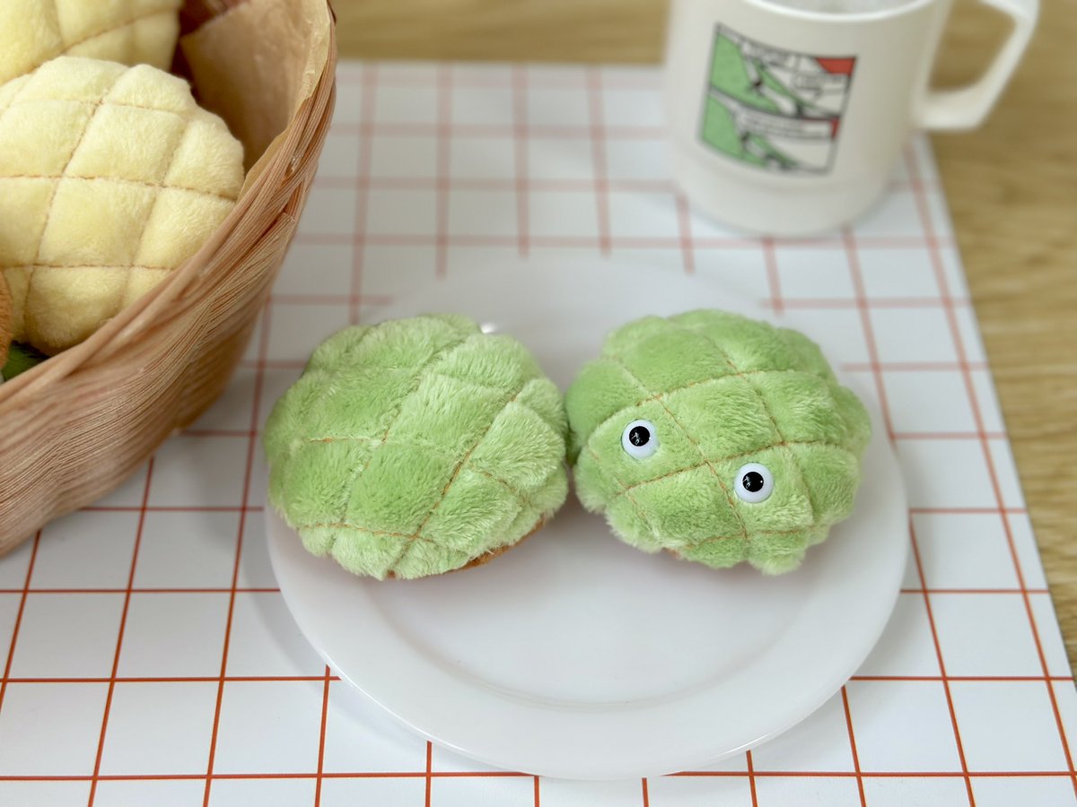 〈メロンパン星人〉
小さいメロンパンをたくさん集めたら生まれた小さな命

ぬいぐるみを出すのはお初です。お目目ついてない普通のメロンパンもあり〼。
#デザフェス