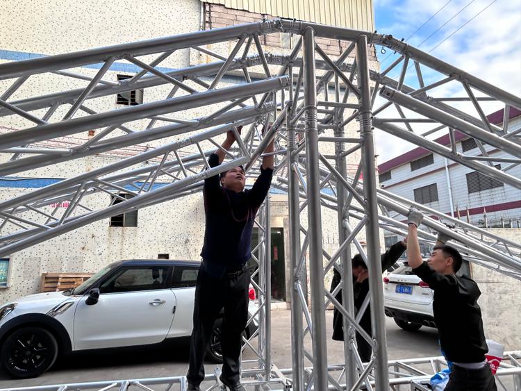 ITSCtruss1's tweet image. High-strength, lightweight aluminum truss. Fast setup, certified safe, built for any venue. ✅#StageSolutions #TrussBuild #EventSetup #AluminumTruss #LiveEvents
