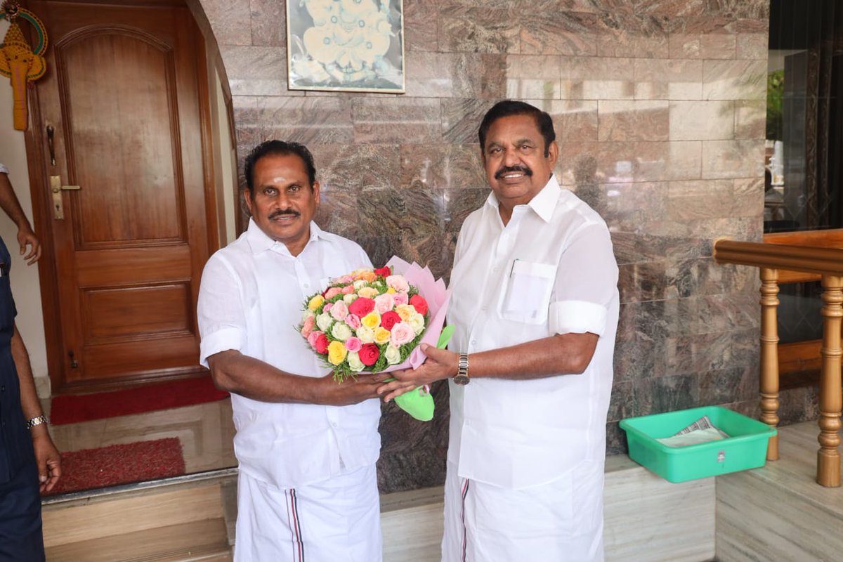 Admk_Tweets's tweet photo. தேர்தல் முடிவுக்கு 2 நாட்களே இருக்கும் நிலையில்,

எடப்பாடியாரை சந்தித்த ஶ்ரீவைகுண்டம் வெற்றி வேட்பாளர் முன்னாள் அமைச்சர் SP சண்முகநாதன் அவர்கள் ✌️

முதலமைச்சர் கலை வந்துடுச்சி யா தலைவருக்கு 😍🔥 https://t.co/7OKQqwDqBf