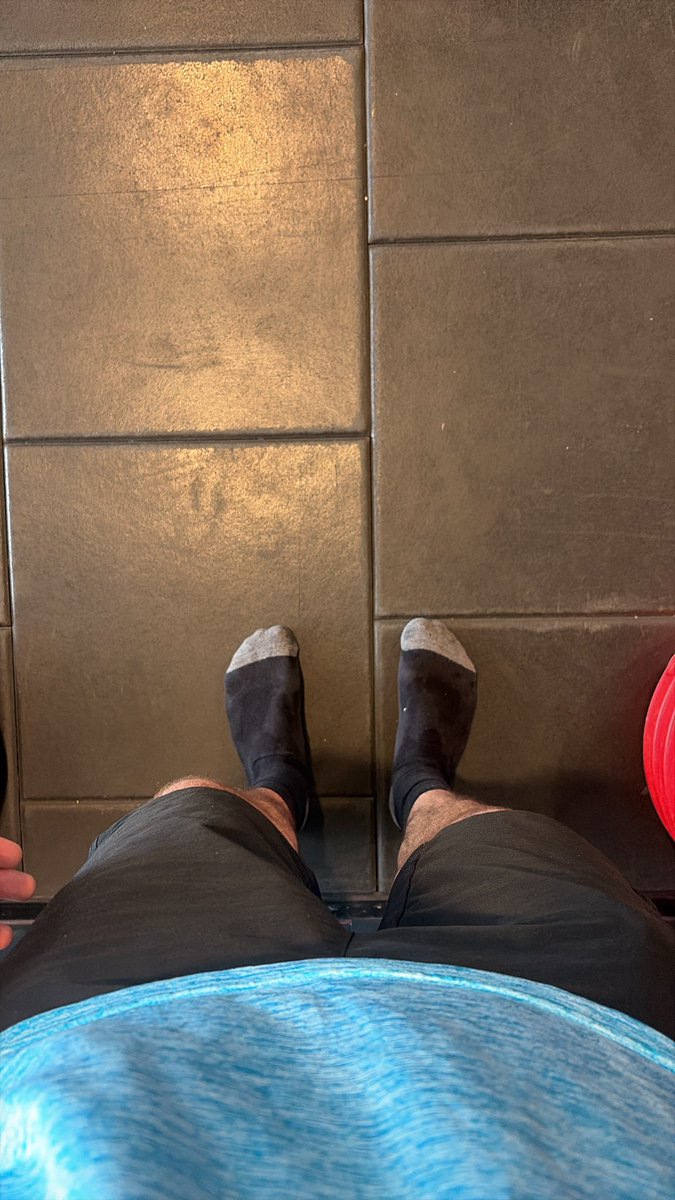 Hovivbk's tweet image. Had to take off my 11 size shoes to train at the gym and noticed it was so wet…
#feet #socks #gym #bi