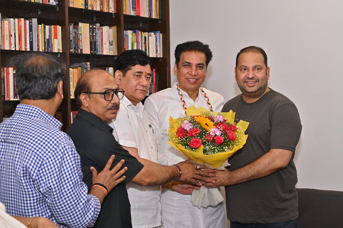 INCDelhi's tweet photo. आज दिल्ली के विभिन्न क्षेत्रों से आए कांग्रेस के सम्मानित नेतागणों ने माननीय प्रदेश अध्यक्ष @devendrayadvinc जी से भेंट कर उन्हें बतौर प्रदेश अध्यक्ष 2 वर्ष का कार्यकाल पूर्ण करने पर शुभकामनाएं प्रेषित की।
#2YearsOfDevenderYadav https://t.co/2bCIsmN4r2