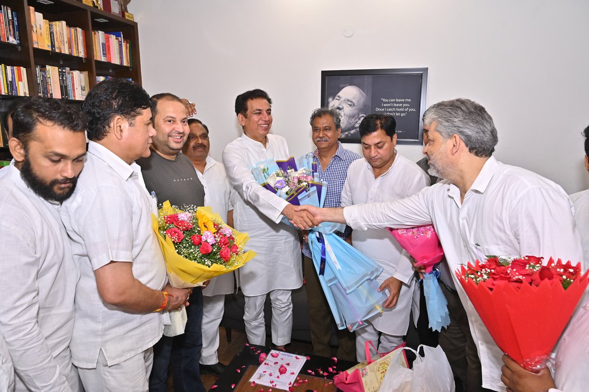 INCDelhi's tweet photo. आज दिल्ली के विभिन्न क्षेत्रों से आए कांग्रेस के सम्मानित नेतागणों ने माननीय प्रदेश अध्यक्ष @devendrayadvinc जी से भेंट कर उन्हें बतौर प्रदेश अध्यक्ष 2 वर्ष का कार्यकाल पूर्ण करने पर शुभकामनाएं प्रेषित की।
#2YearsOfDevenderYadav https://t.co/2bCIsmN4r2