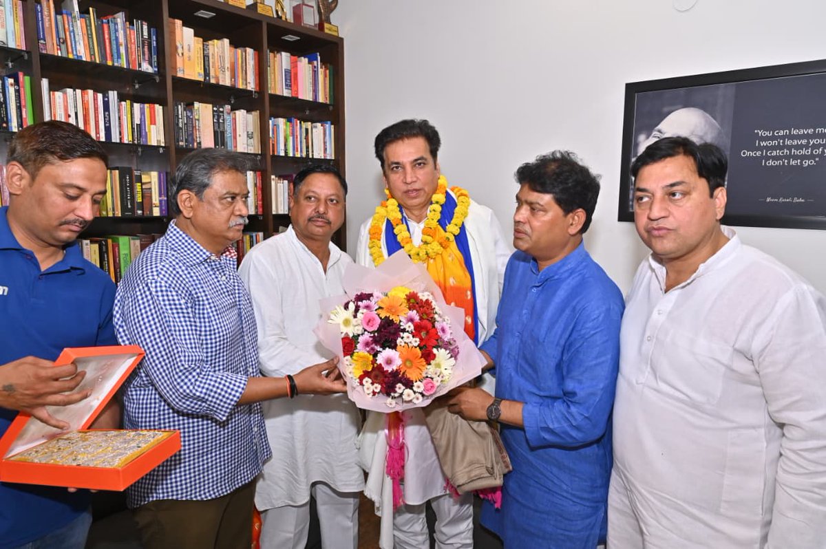INCDelhi's tweet photo. आज दिल्ली के विभिन्न क्षेत्रों से आए कांग्रेस के सम्मानित नेतागणों ने माननीय प्रदेश अध्यक्ष @devendrayadvinc जी से भेंट कर उन्हें बतौर प्रदेश अध्यक्ष 2 वर्ष का कार्यकाल पूर्ण करने पर शुभकामनाएं प्रेषित की।
#2YearsOfDevenderYadav https://t.co/2bCIsmN4r2