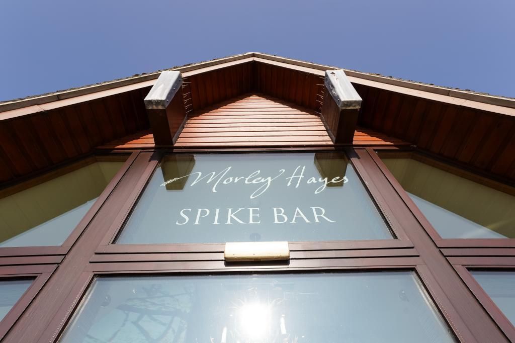MorleyHayes's tweet image. Celebrating a great round of #golf or catching up with #friends? #SpikeBar @MorleyHayes is the perfect spot to relax and unwind! Enjoy a welcoming atmosphere with drinks, delicious light bites, and stunning views! Open 7 days a week from 8am Mon – Fri and 7:30am on weekends.