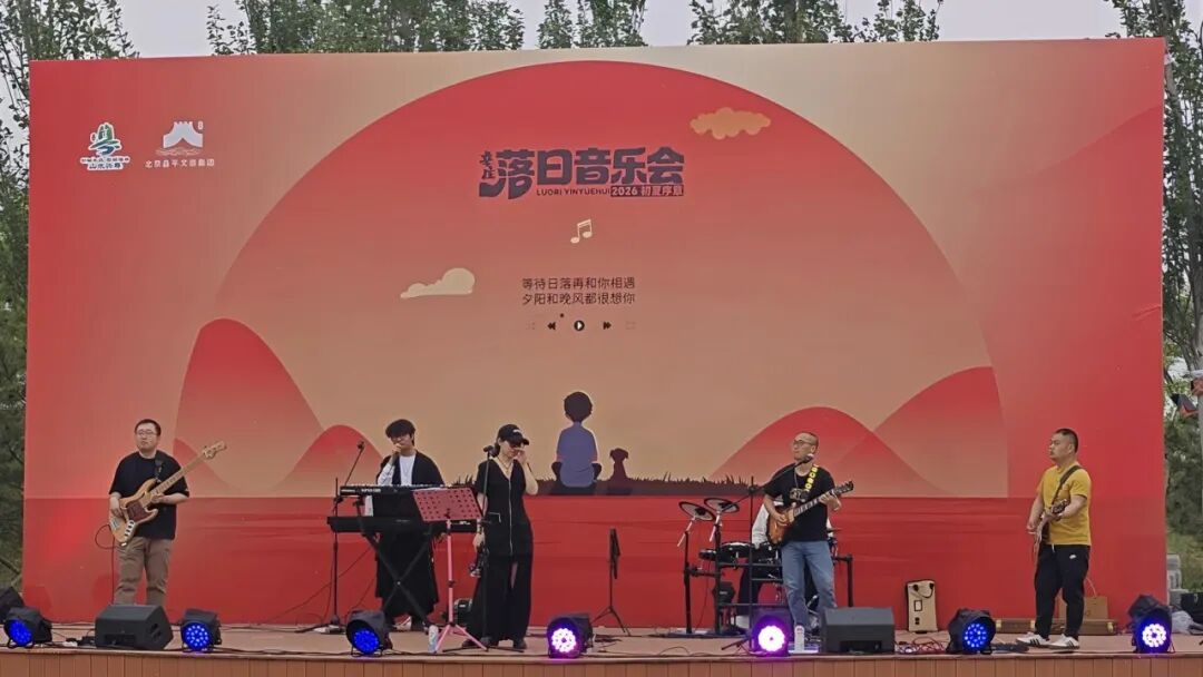 BeijingEvening's tweet image. 辛庄落日音乐会浪漫开唱
Get ready for a romantic sunset #concert! Every weekend in Xinzhuang, Changping, Beijing, visitors can enjoy the sunset while listening to music. #beijing #LiveLikeaChinese
