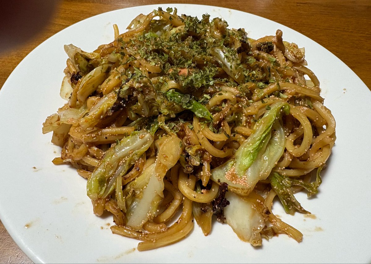 hiroppe626's tweet photo. 今日の晩御飯は軽く明太子焼きそばにしてみた笑 https://t.co/8B34D9ta67