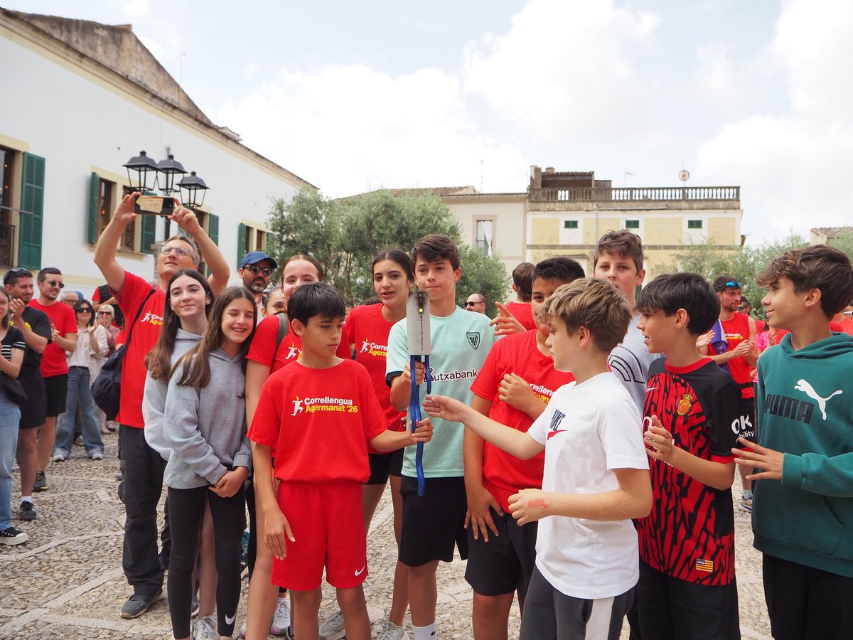 JovesLlengua's tweet photo. Els més petits també són al Correllengua. La flama no s'apagarà mai.❤️ https://t.co/vfa0VhXKfR