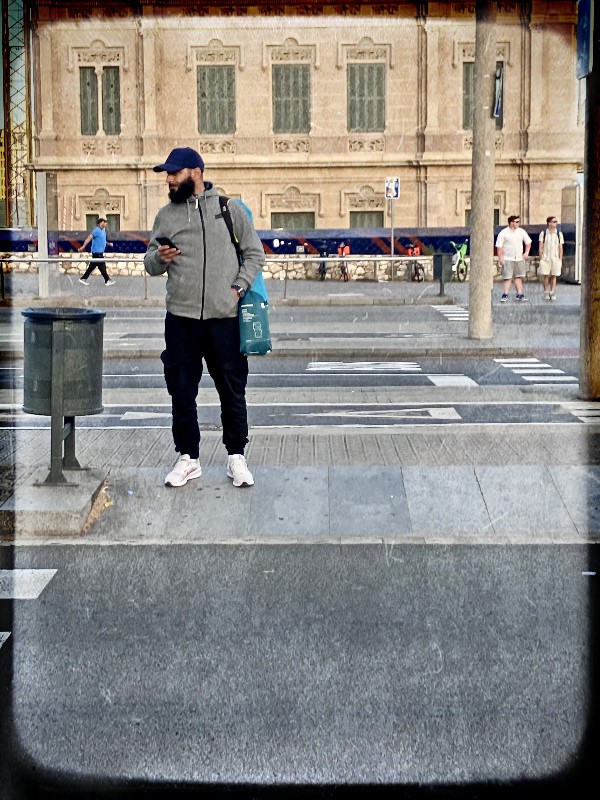 7wini3afak's tweet image. Barcelona · Guys wearing #sneakers #BlueSkySawItFirst🦋