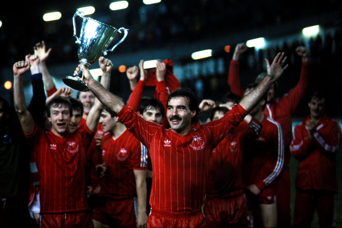 FitbaFocus's tweet image. Happy Birthday to Aberdeen legend Willie Miller 🎂🔴

A true icon of Scottish football — one of the greatest captains ever to lift a European trophy, leading Aberdeen to glory in 1983 🏆

Leader. Legend. Dandy through and through ❤️

#AberdeenFC #WillieMiller #ScottishFootball
