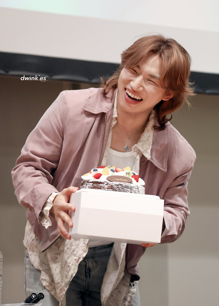 dwinkles426's tweet image. 260429 XIMU FAN SIGN EVENT

생일 축하해🎂🎁
#대성 #DAESUNG #DLITE 
#ximu @ximu_official
@d_lable