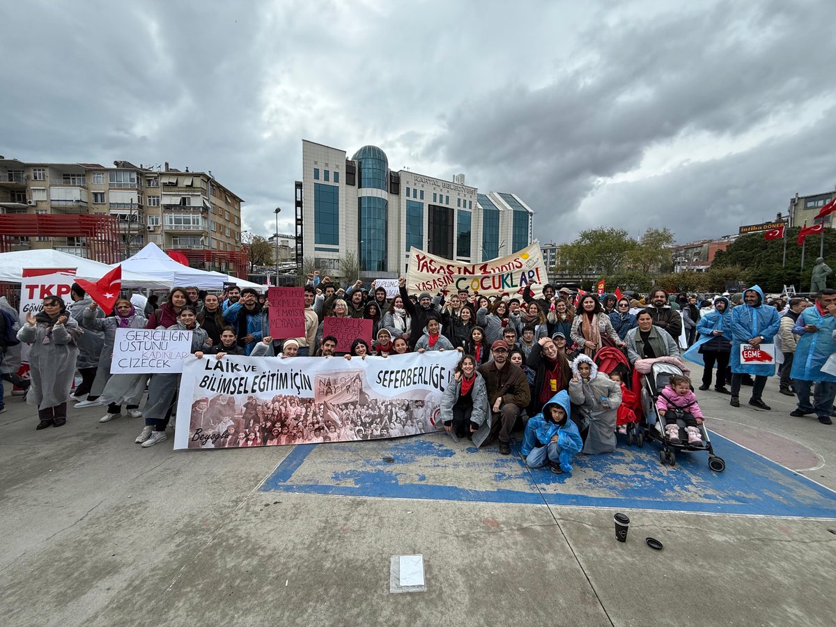 thtmbeyoglu's tweet photo. Beyoğlu Halk Temsilcileri Meclisi olarak 1 Mayıs’ta laik ve bilimsel eğitim için Kartal Meydan’ındaydık. https://t.co/mGxJ4WG1pw