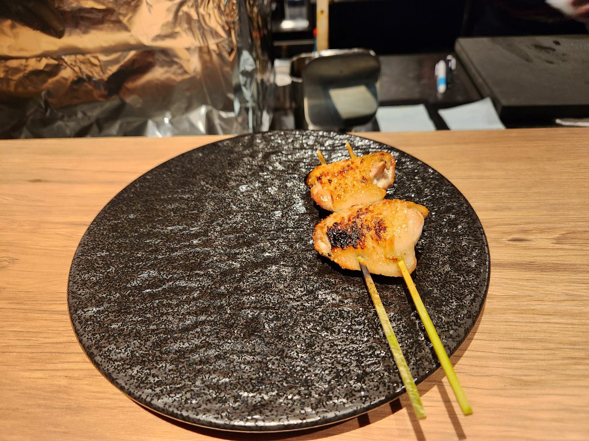 ajamtrue's tweet photo. 小川町にできた[小川岩五郎]さん、焼き鳥屋さんなんだけど、めっさリーズナブルで美味しかった！！お酒の種類もめっさあるだけでなく、メニュー名だけなら定番なんだけど、取り扱ってる銘柄は独特で、深みがあって最高。
21時30分～はバーとしても営業（食物オーダーしなくてもOK）で、これまたgoo！ https://t.co/mkSm3jwDHy