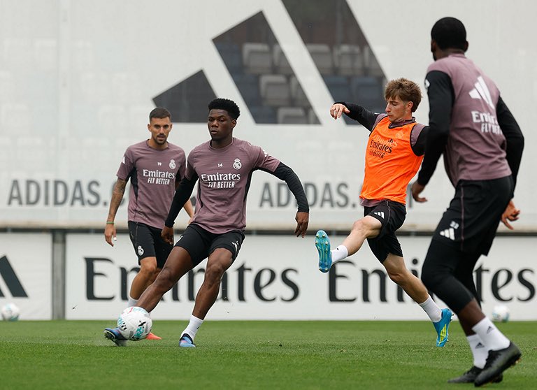 David_DCBernabe's tweet image. 🏋🏻Último entrenamiento antes de viajar a Barcelona.

🔜 Mañana vs Espanyol será el primer match ball para evitar el alirón culé.

❌ Mbappé, Carvajal, Arda Güler,  Courtois, Militao y Rodrygo bajas para mañana.

#realmadrid #laliga #training