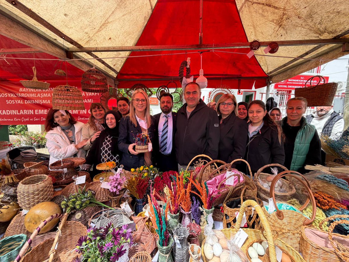 CeydaBC35's tweet photo. Bayındır’da renklerin festivali! 💐🌸🌺🌹🌷🌼🪻

27. Uluslararası Bayındır Çiçek Festivali’nde doğanın binbir tonuna eşlik ediyoruz. Üreticimizin emeği, ilçemizin mis kokulu çiçekleriyle buluşunca ortaya muazzam bir manzara çıkmış. Herkesin bu atmosferi solumasını tavsiye ederim. 🙋🏼‍♀️