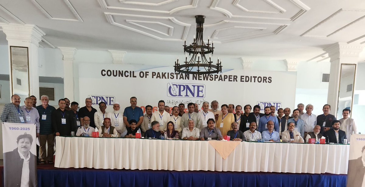 presidentCPNE's tweet photo. 1-روزنامہ دنیا کے ایگزیکٹو ایڈیٹر کاظم خان سی پی این ای کے صدر منت��ب ہو گئے ۔
روزنامہ پاک سندھ کے ایڈیٹر غلام نبی خان چانڈیو سیکرٹری جنرل منتخب ۔
2-سال 27-2026 کو “  مزاحمت “ کا سال قرار دینے کا اعلان۔ صدر سی پی این ای 
3- جس صحافت نے عزت دی آج اسکی عزت خطرے میں ہے ۔ کاظم خان 
4- ہر طاقتور “ صحافت “ کو اپنی انگلیوں پر نچاتے ہیں۔ صدر سی پی این ای 
5- بدقسمتی سے اس کے محافظ بھی لٹیروں کے ساتھ ملے ہوئے ہیں ۔ کاظم خان 
6- مزاحمت اپنے گھر سے شروع کریں گے۔ صدر سی پی این ای 
7-فیک نیوز ، پراپیگنڈسٹ  ، ڈمی اخبارات ، سیاسی جماعتوں اور اداروں کے پے رول پر بیانیہ بنانے والوں کے خلاف مزاحمت کریں گے۔ سی پی این ای 
8- ہر لکھنے والا ، ہر بولنے والا ، ہر کیمرے کے سامنے بیٹھ کر خود ساختہ دانش مسلط کرنے والا صحافی نہیں ہو سکتا ۔ صدر سی پی این ای 
9- دن کی روشنی میں صحافیوں کو دفاتر بلا کر دھمکیاں دینے والوں کا راستہ روکنا ہوگا ۔ صدر سی پی این ای 
10-اخبارات اور ٹی وی مالکان کو آزادی اظہار کے مطلب کو سمجھنا ہو گا ۔ صدر سی پی این ای 
11-ہر نئے آنیوالے کی پالیسی کی بجائے صرف آزادی صحافت کی پالیسی میں ہی بقا ہے ۔ کاظم خان