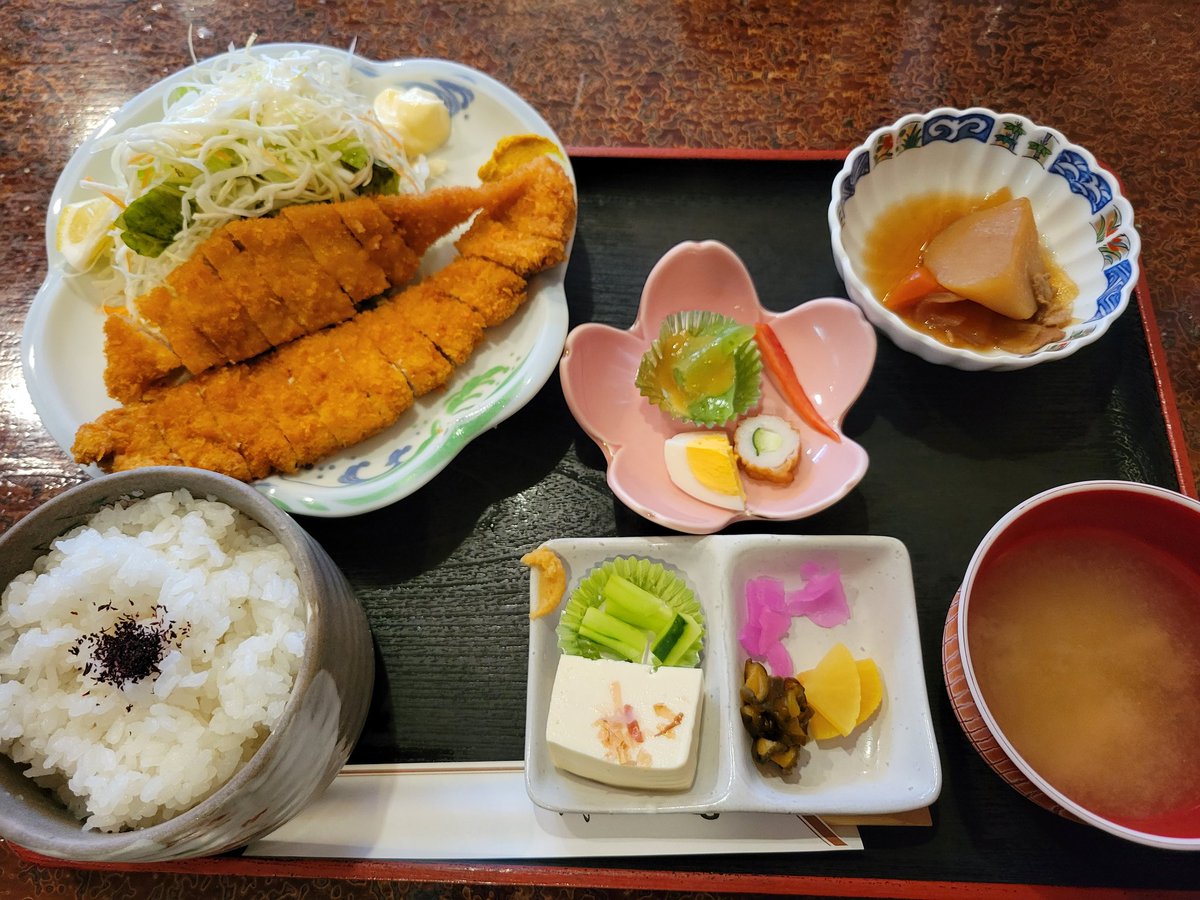 matatsu11's tweet photo. 今日の夕食は、こちらに‼️
とんかつ定食いただきました🍴🙏
小鉢も美味し～い
#キャンピングカーの旅
#草津温泉
#和食処みやたや https://t.co/mvTZVSMfiE