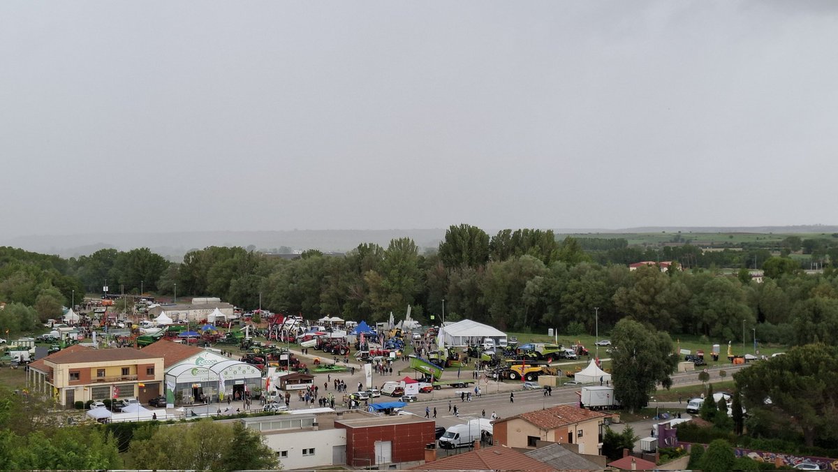 tomeandres's tweet image. Segundo día de Feria y el cielo ya ha dejado un buen chaparrón. La tormenta descargó hace un rato. Tregua de momento. Nuevas precipitaciones en camino. #Lerma #Burgos @HimarGonzalez @ElTiempoA3 @alvaronavvv @lasextameteo @sibilafc @Burgosenelmundo @BurgosTur @meteoduruelo