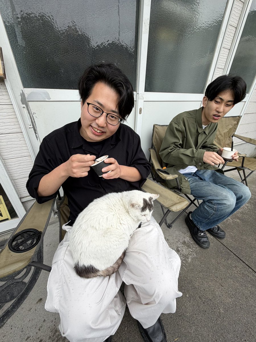 miyo_newjames's tweet photo. 【モ報‼️~コーが大暴れにて即中止‼️~】

なぁコー！ここは足湯なんだよ！
『肩まで浸かるのがお風呂ナリ👹』
と周囲を一喝。

『マヨネィズ定食はございますか？👹』
と執拗なマヨハラ。マヨ取らないから安心して😅

『ニンニクと名のつくものは私が✋』
と大皿を一掃😅

ネコは分かる。マヨか否かを😅 https://t.co/oZnJQxxB8Y