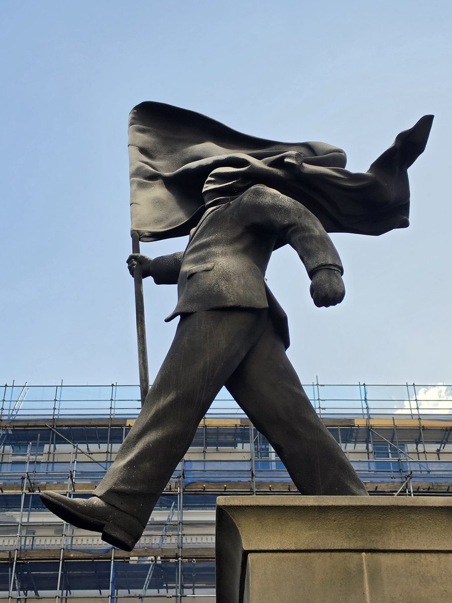 GurkaynakGonenc's tweet image. Banksy'nin 3 gece evvel Londra'da beliren eserine gittim. Milliyetci fanatizmden durumu ve adımının sonuçlarını göremez olmuş bir insan. Acaba kimliğini gizlemek isteyen bir sanatçı Türkiye'de böyle bir eseri vinçle önemli bir meydana indirmek istese, nasıl bir tecrübe yaşardı?