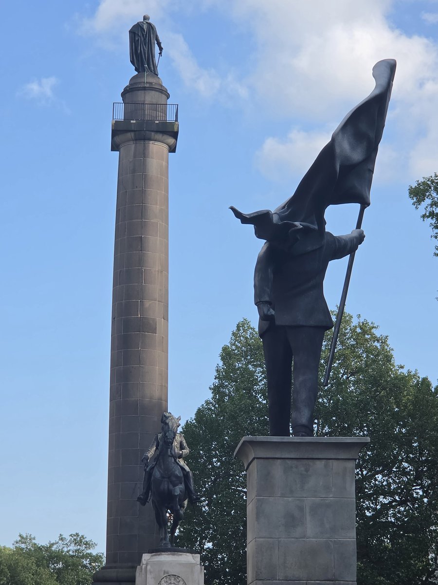 GurkaynakGonenc's tweet image. Banksy'nin 3 gece evvel Londra'da beliren eserine gittim. Milliyetci fanatizmden durumu ve adımının sonuçlarını göremez olmuş bir insan. Acaba kimliğini gizlemek isteyen bir sanatçı Türkiye'de böyle bir eseri vinçle önemli bir meydana indirmek istese, nasıl bir tecrübe yaşardı?