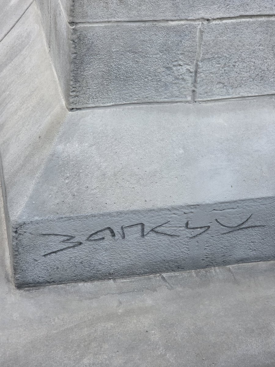 GurkaynakGonenc's tweet image. Banksy'nin 3 gece evvel Londra'da beliren eserine gittim. Milliyetci fanatizmden durumu ve adımının sonuçlarını göremez olmuş bir insan. Acaba kimliğini gizlemek isteyen bir sanatçı Türkiye'de böyle bir eseri vinçle önemli bir meydana indirmek istese, nasıl bir tecrübe yaşardı?