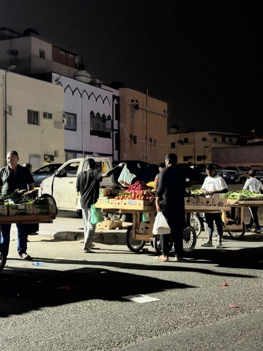 HashKSA's tweet photo. "نجلاء الحربي":

فوضى البسطات وتراكم النفايات في أحياء العمالة ليست مجرد مشهد عابر، بل تحدٍّ يمس جودة الحياة. الحل لا يكمن في "المنع" فقط، بل في التنظيم، والرقابة المستدامة، وإيجاد بدائل نظامية تحفظ المظهر الحضري. (الوطن) https://t.co/IR0A8aP2dJ