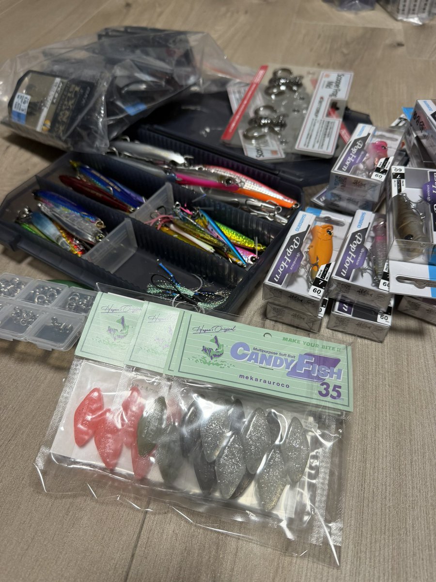 来週使うルアーに新品フック取り付けながら、届いたばかりの新作ルアー