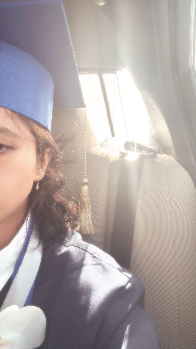 fly4ve's tweet photo. My graduation day https://t.co/yCCao9xyol