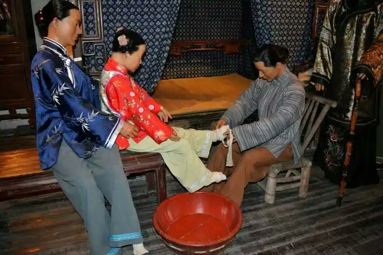 mandarinbj's tweet image. In ancient China, many women were expected to bind their feet, a practice known in Chinese as guǒ xiǎo jiǎo (裹小脚). It was an incredibly cruel cultural tradition. #mandarin #chineseculture