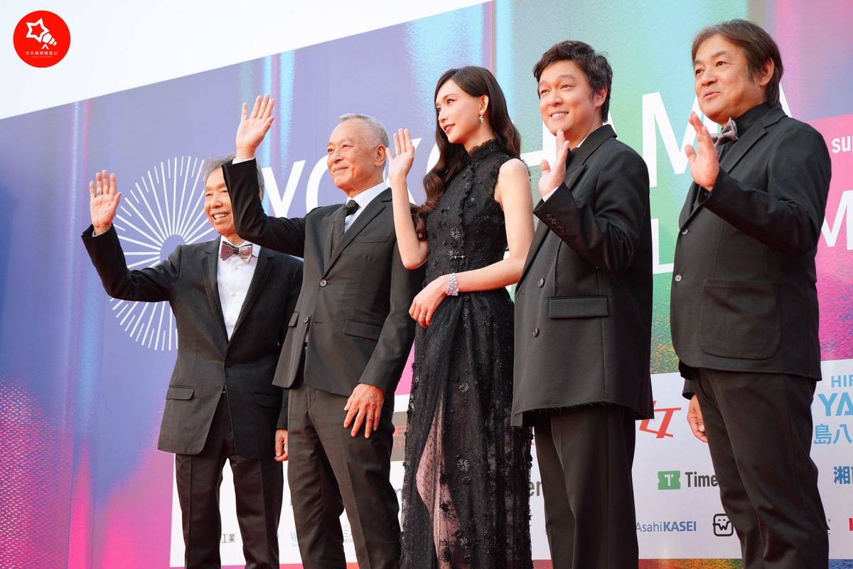 jpstargazer's tweet photo. 第4回 横浜国際映画祭が開催　佐藤浩市、北川景子らレッドカーペットに登場

今年のコンペティション部門では、香港のジョニー・トー監督、台湾の女優 林志玲、SUPER EIGHTの丸山隆平らが審査員を勤め、国際色豊かな顔ぶれとなっている。

日本語記事：https://t.co/mTtPwDYXI3

#横浜国際映画祭 https://t.co/cGsqQHZJcG