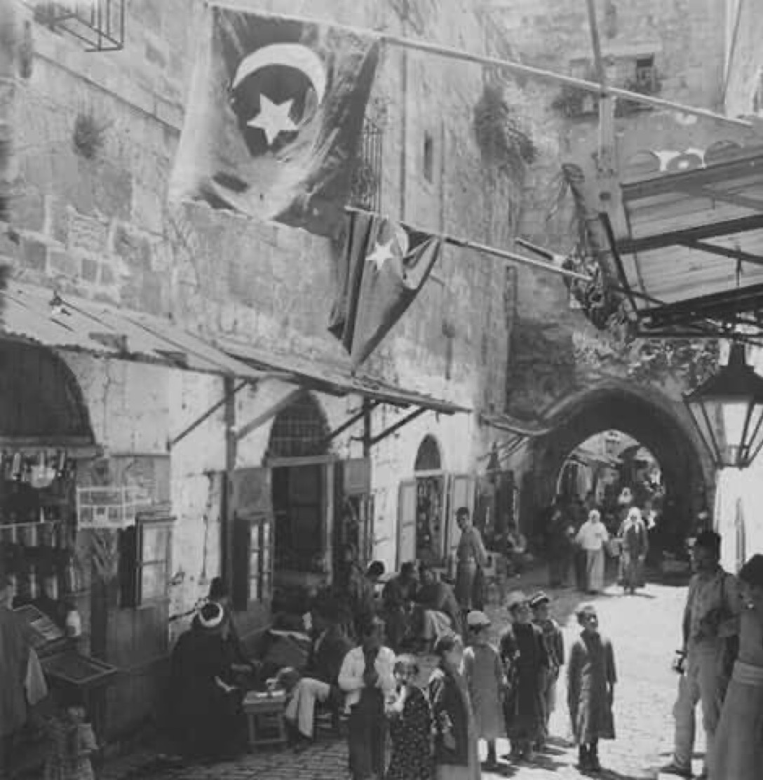 FiiTarih's tweet photo. Kudüs’te Türk Bayrağı ve yüzleri gülebilen çocuklar. 

- Bir asır önce.

- İkinci fotoğraf yapay zeka ile netleştirilmiş ve renklendirilmiştir. https://t.co/h3pZMCHcNy