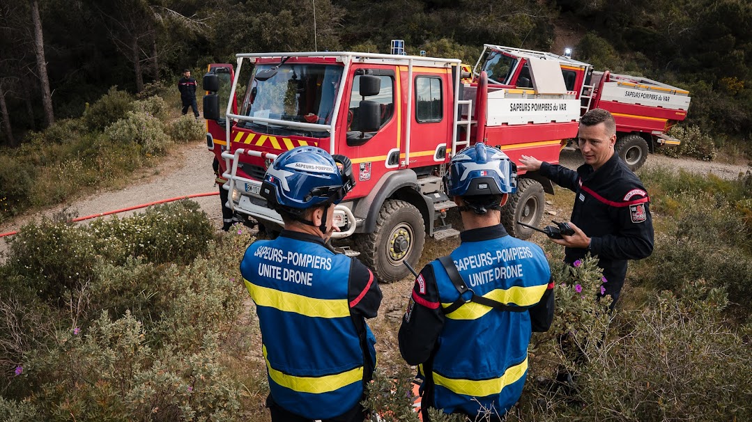 SDIS83's tweet photo. Journée internationale des drones. Elle est célébrée tous les premiers samedi du mois de mai.
Outils devenus indispensables, les drones sont un appui important pour le commandant des opérations de secours dans la réponse opérationnelle. https://t.co/pTF8iNItpM
