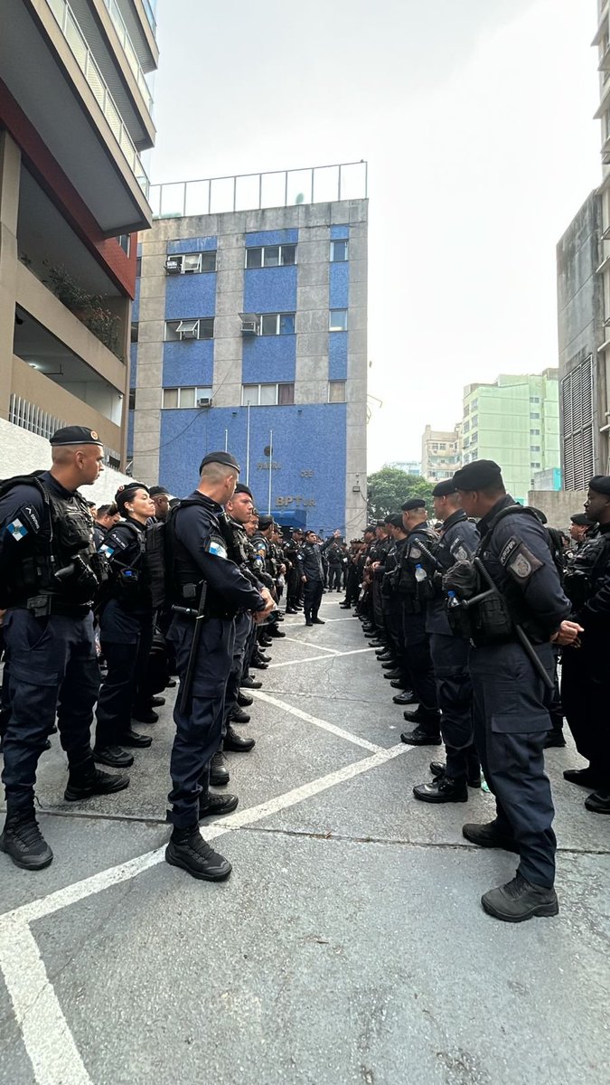 PMERJ's tweet photo. 👮♂️ POLICIAIS DO #19BPM RECEBEM INSTRUÇÕES EM COPACABANA
A ação tem como objetivo reforçar o policiamento e garantir a segurança do público em toda a região.
#19BPM #Copacabana #MegaShow #Shakira #OperacaoMegaShow #PMERJ #SegurancaPublica #Policiamento #RioDeJaneiro https://t.co/7IrBXQ4GxN