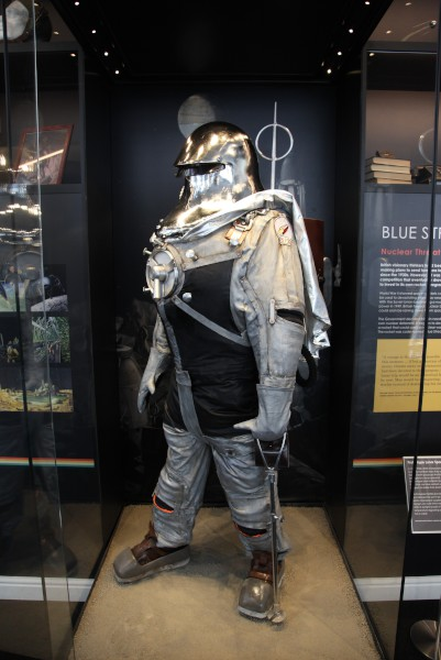 A ideia de um cosmonauta alcançar a Lua, só para nunca mais voltar pq caiu e não conseguiu levantar é horrível demais por si só
Dito isso, menção honrosa ao traje lunar britânico, pq a única coisa mais foda que um astronauta é um astronauta com armadura medieval