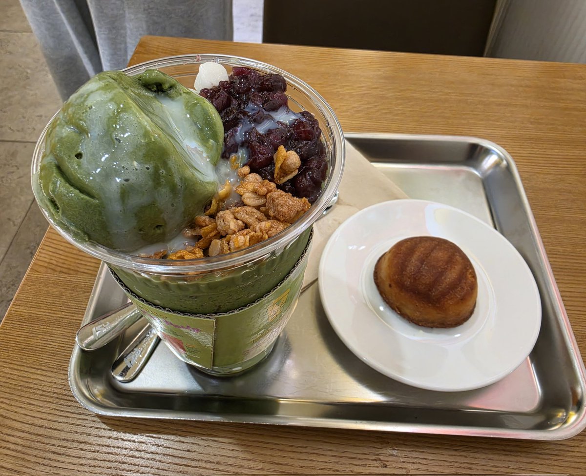 gyeoul0628's tweet photo. ✨️메가커피 말차젤라또 팥빙 프라페 후기✨️

💚말차젤라또 달고 말차맛 진해서 좋았음
💚프라페는 안달아서 팥이랑 같이 먹으면 딱좋아
💚중간에 시리얼?
얇은 콘프로스트가 아니고 뭉쳐진거라 
다 먹을 때까지 바삭해서 좋았음🫶🏻

혼자 다 먹기엔 많구 둘이 먹으면 딱좋아! https://t.co/SMfIolxaOf