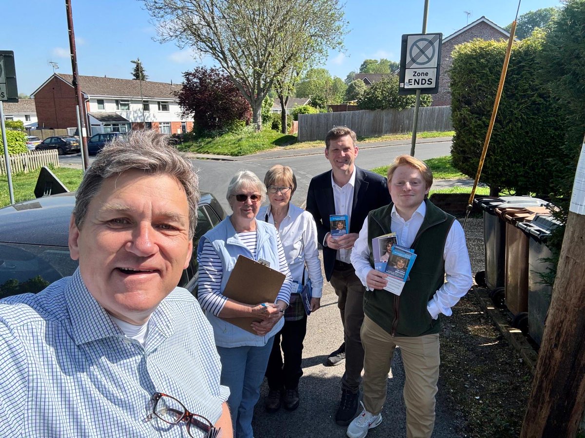 SamuelDCarr's tweet photo. Busy morning campaigning for Zilliah in Andover South! 

#VoteConservative 🔵 https://t.co/Wz8j89ZcZR