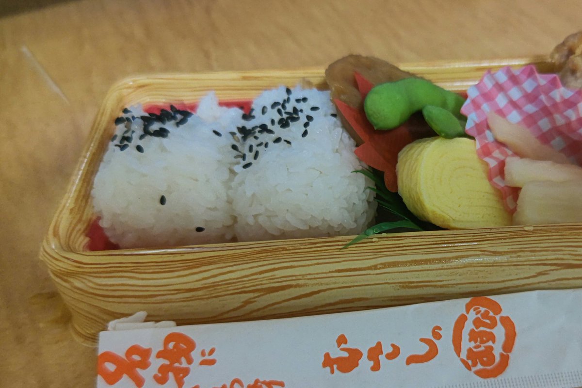 CTchika's tweet photo. フフフ！ あそこのお弁当。
撮る前にウッカリ一口食べちゃった。
美味しかったわよ。
そして夜の大通りをブラブラ偵察に。
うッ！ 近い
楽しみ どちらもね。 https://t.co/56zhMPmlav